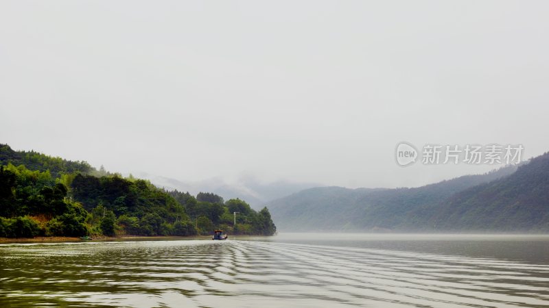 桐庐富春江上的自然风景