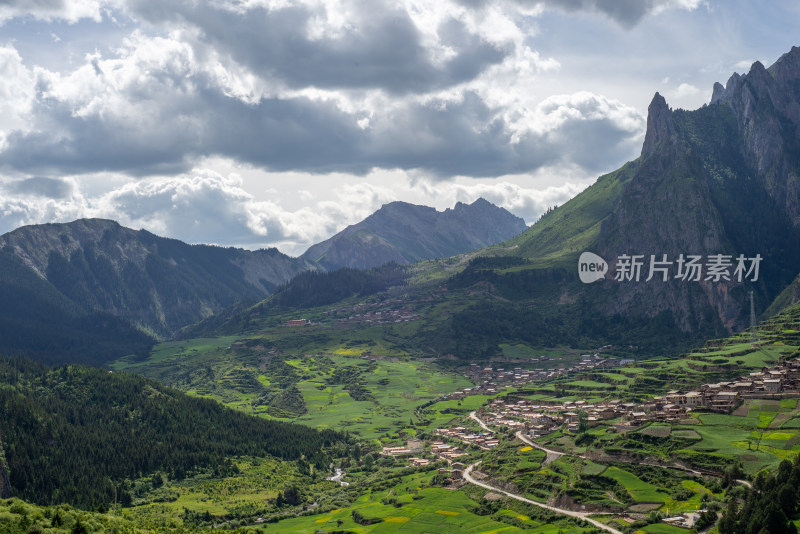 蓝天白云山峰