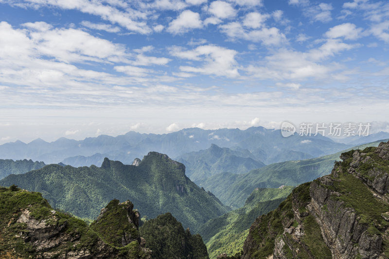 崇山峻岭间的壮丽自然风光