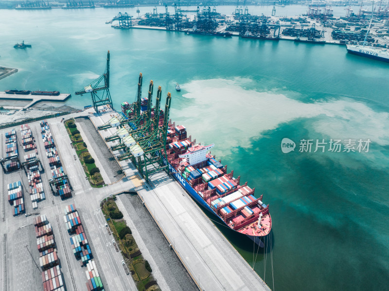 航拍天津港码头集装箱货轮