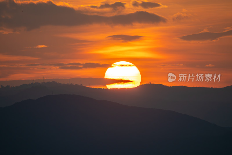 夕阳西下映照山峦的壮美景观