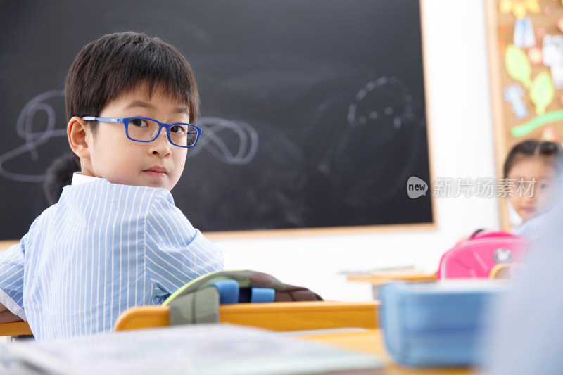 小学男生在教室里