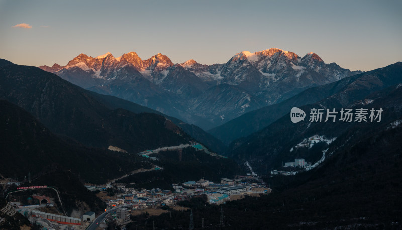 川藏线上的折多山日照金山景观