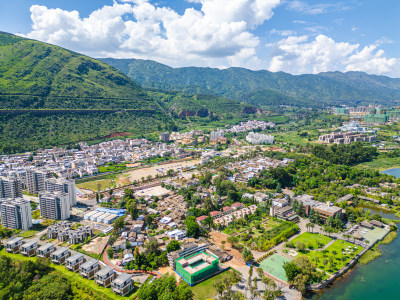 航拍阳宗海山峦环抱的湖边小镇