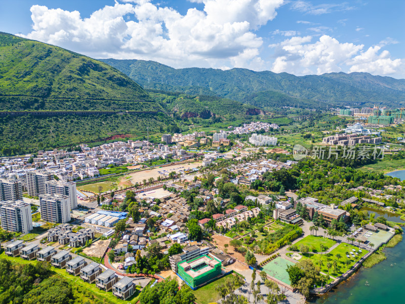 航拍阳宗海山峦环抱的湖边小镇