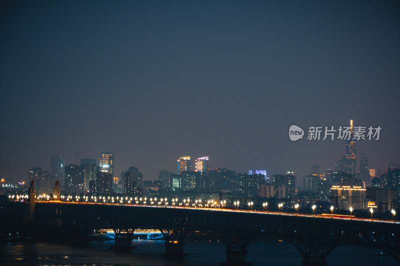 南京长江大桥夜幕下灯火辉煌的城市桥梁夜景