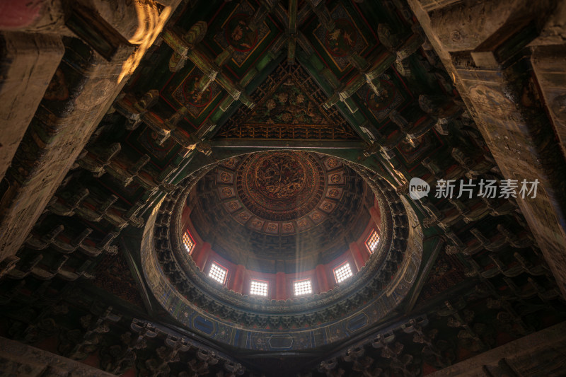 紫禁城故宫御花园万春亭蟠龙藻井光影光束