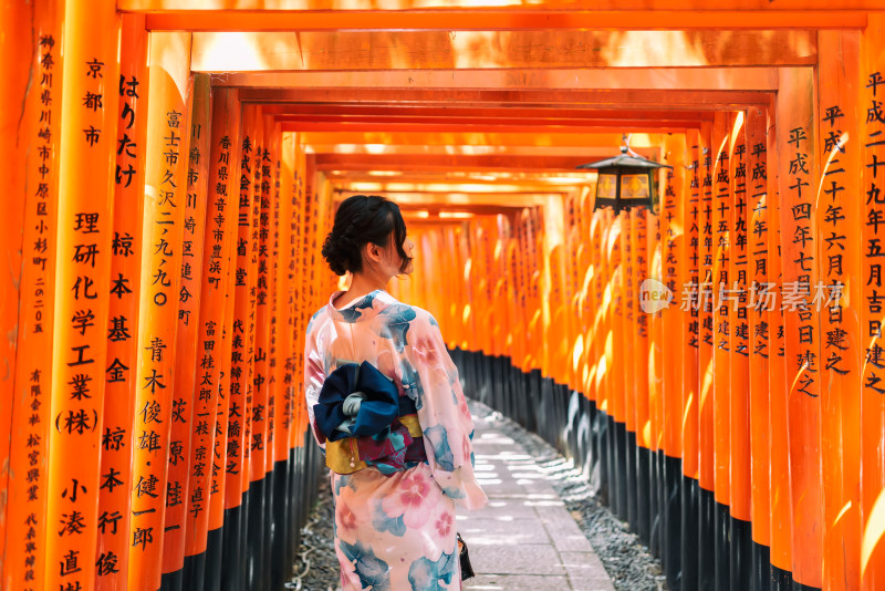 京都伏见稻荷大社千本鸟内居穿着和服的女性