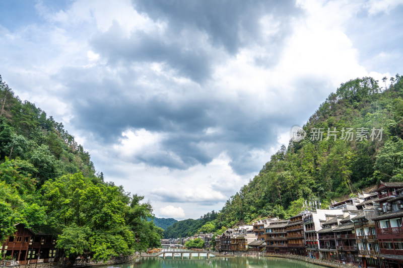 凤凰古城河畔苗族建筑与青山