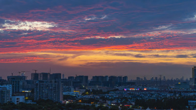 城市暮色下的多彩晚霞与建筑全景