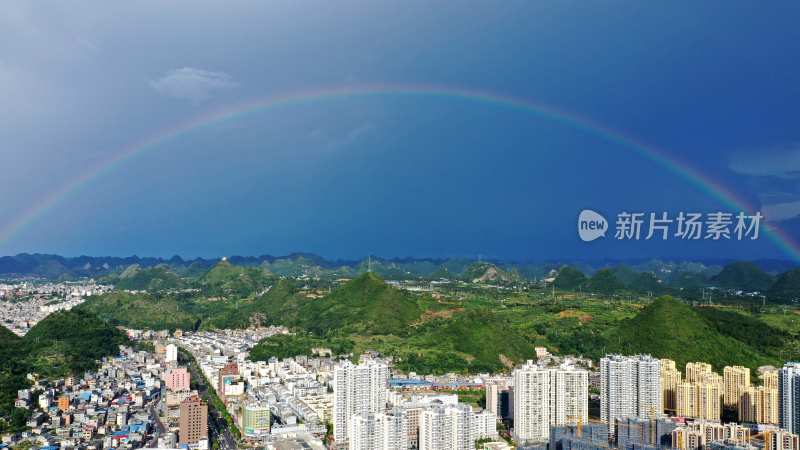 雨后彩虹与城市风光