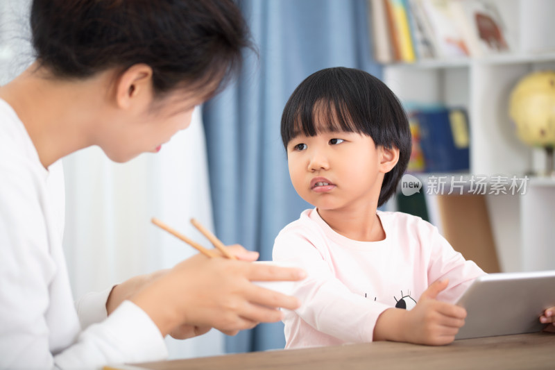 上网上瘾吃饭困难的东方女孩