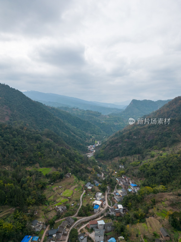 高山沟壑中的小山村