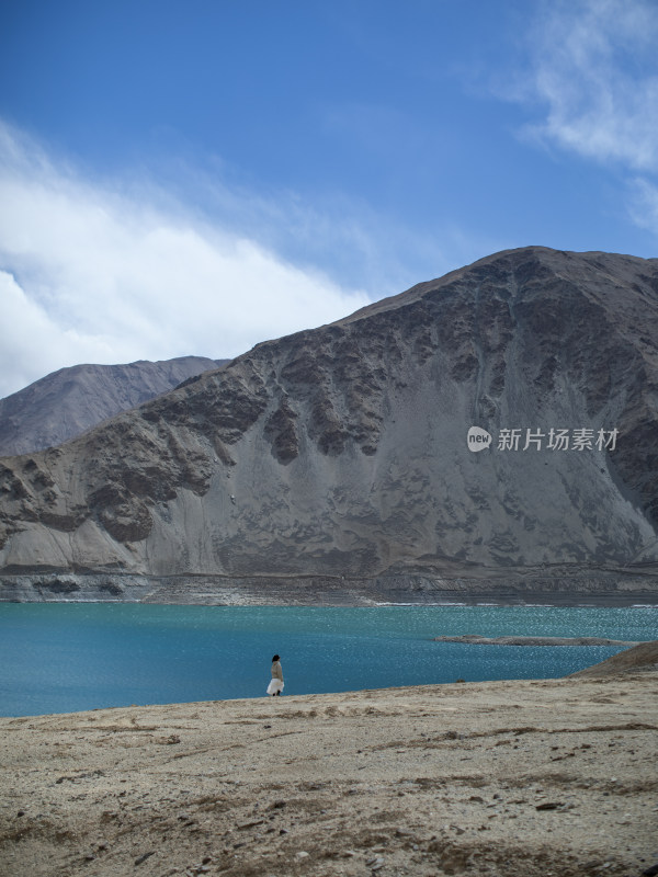 站在湖边的年轻女子新疆班迪尔湖旅行