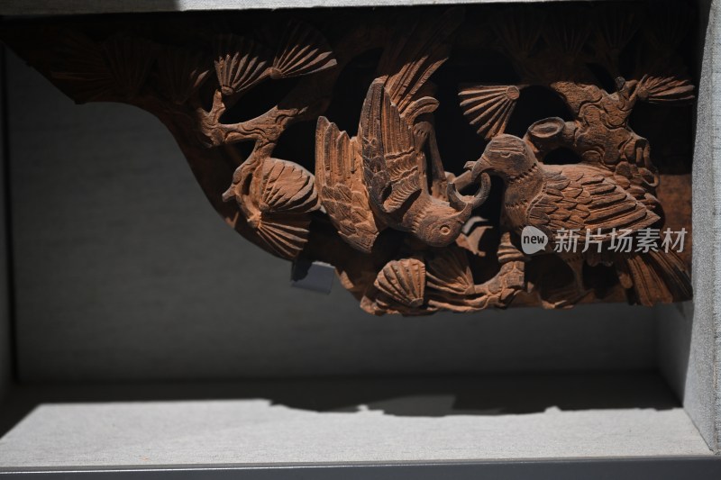 传统木雕花鸟装饰细节