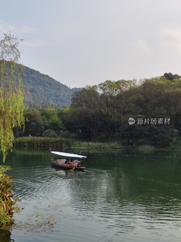 浴鹄湾湖畔中式建筑与山林景观