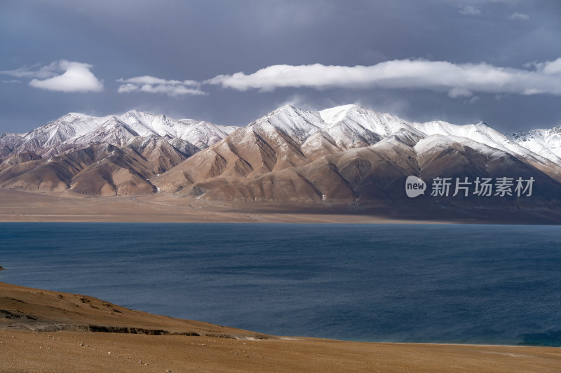 西藏阿里地区当若雍措雪山湖泊的壮阔景色