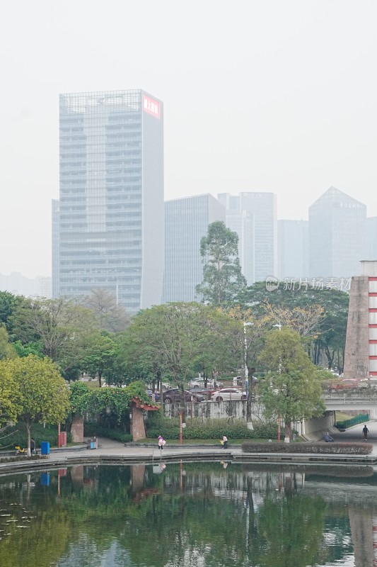 千灯湖城市公园与远处高楼景观