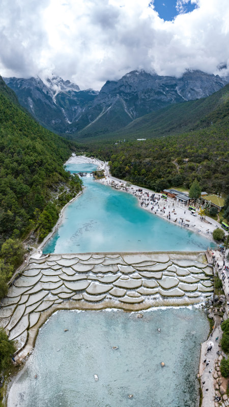 云南丽江玉龙雪山蓝月谷梯田流水高空航拍