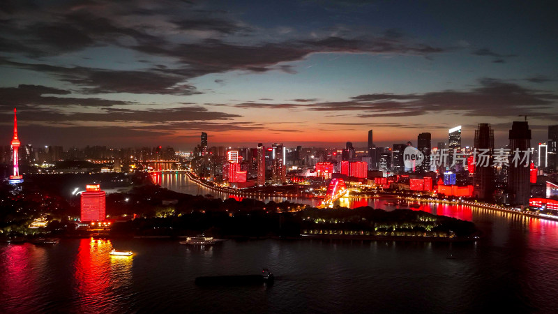 晚霞中的湖北武汉城市夜景航拍图