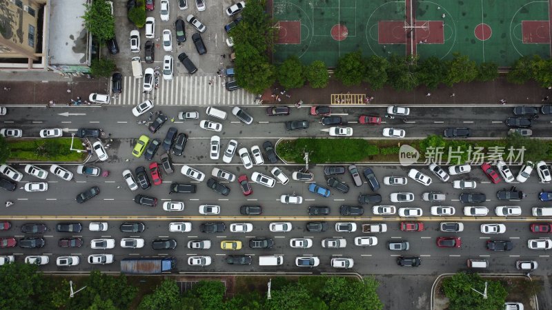 广东东莞：航拍道路上的塞车现象