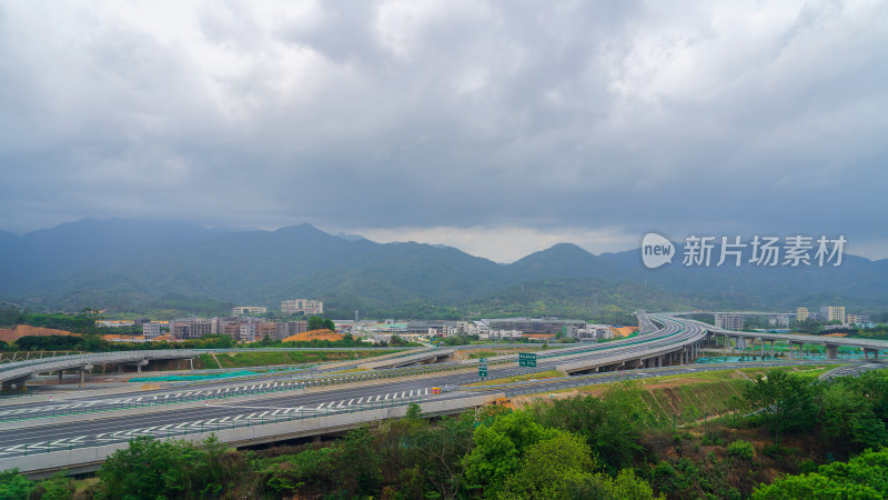 广东惠龙高速公路与沿途的村庄