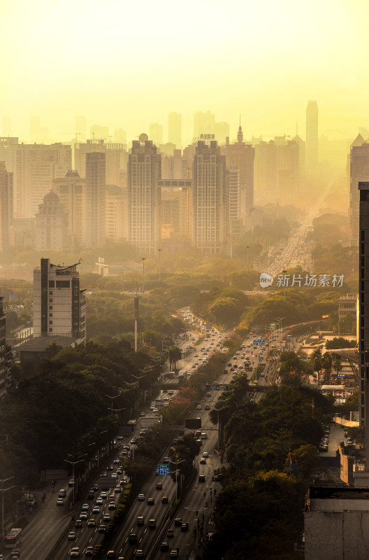 黄昏时分南宁市车水马龙的街道全景