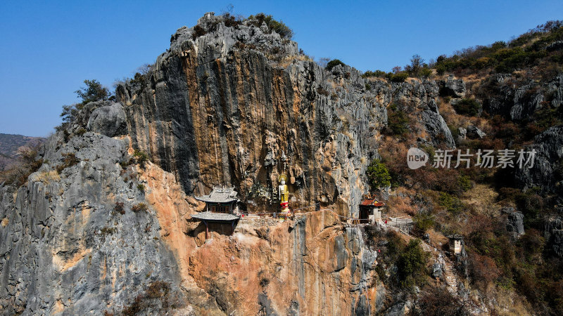 悬崖峭壁上的千年古佛大理宾川观音箐悬空寺