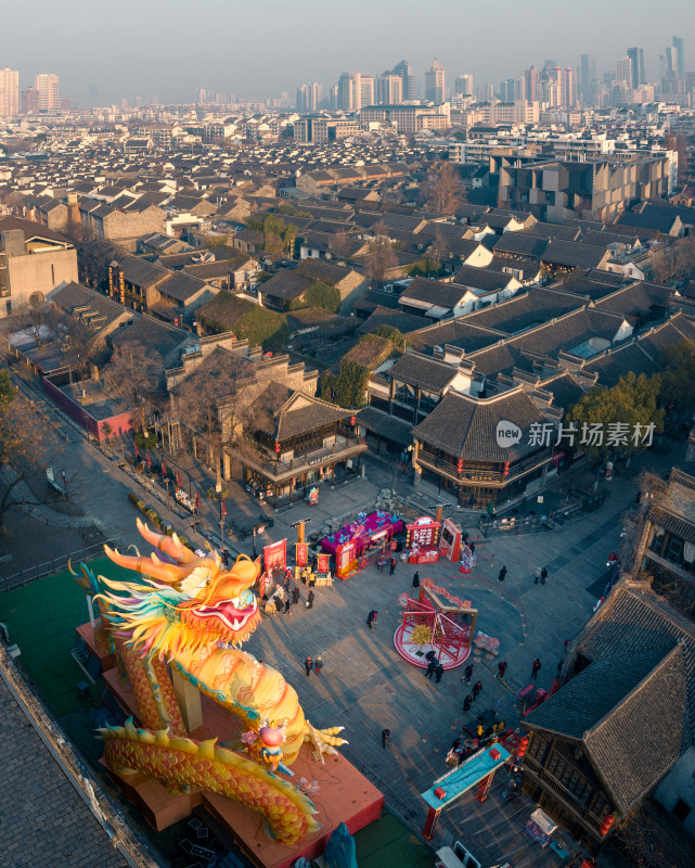 南京老门东俯瞰古建筑群旁的大型龙形装饰