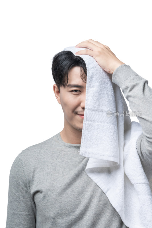 年轻男子在用毛巾擦头发