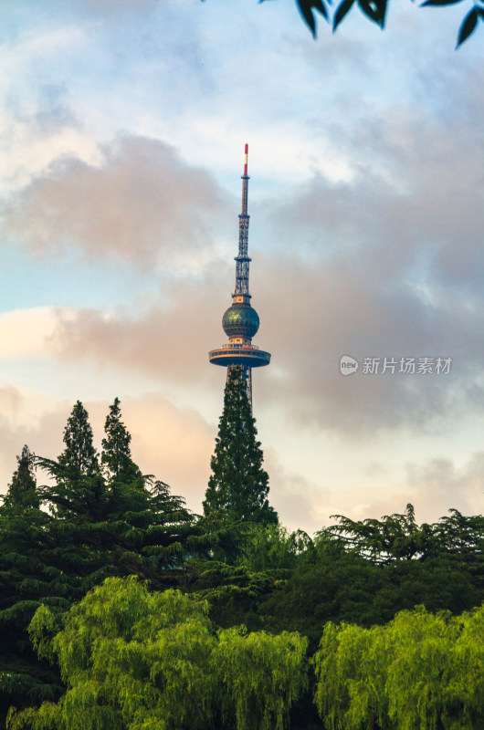 夕阳下的青岛地标建筑电视信号塔