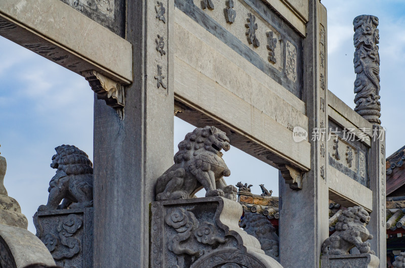 河南省洛阳市白马寺正门石牌坊上的石狮子