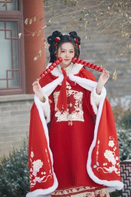 雪天户外身穿中式红色汉服的亚洲少女