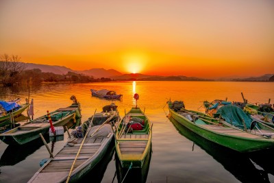 湖面夕阳西下的唯美景色