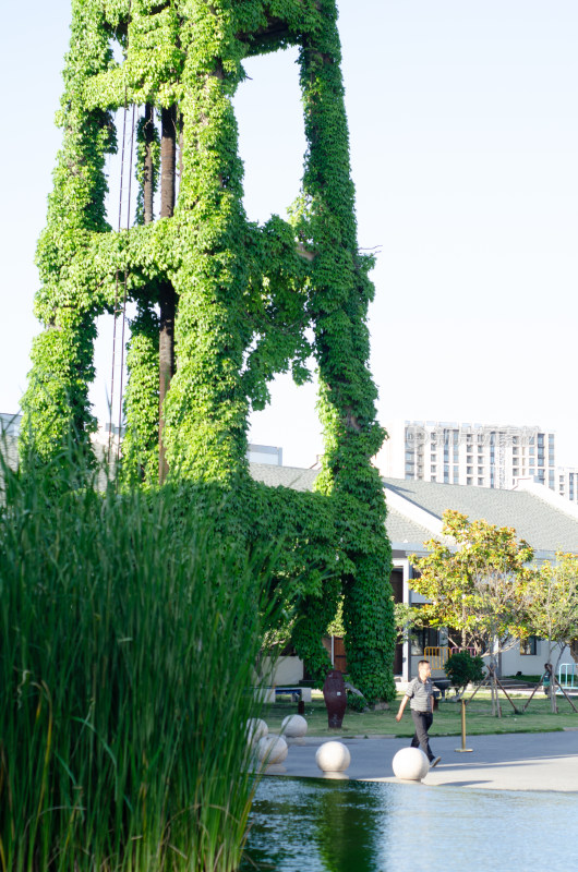 爬满绿植的塔形建筑景观