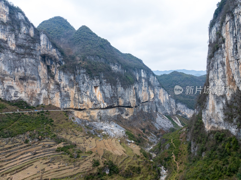 悬崖峭壁上的惊险道路