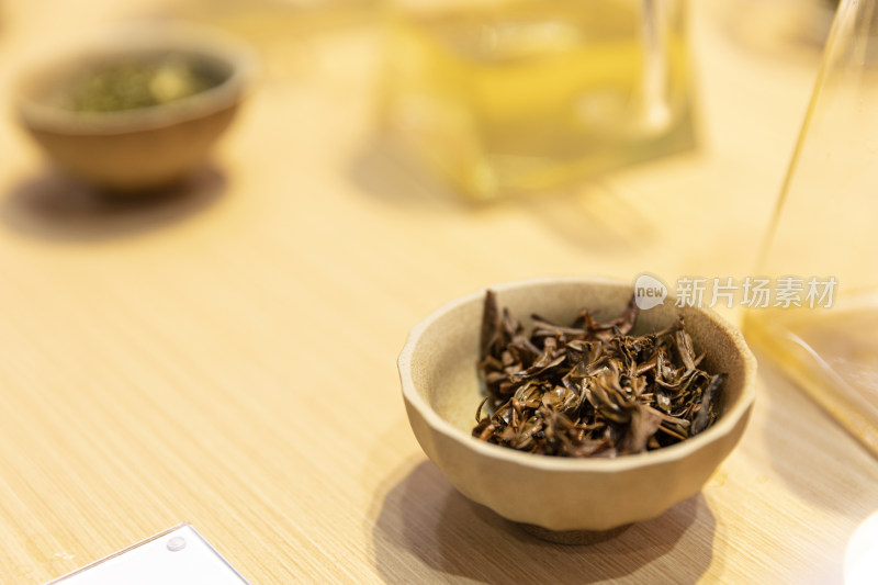 陶瓷碗中的茶叶特写