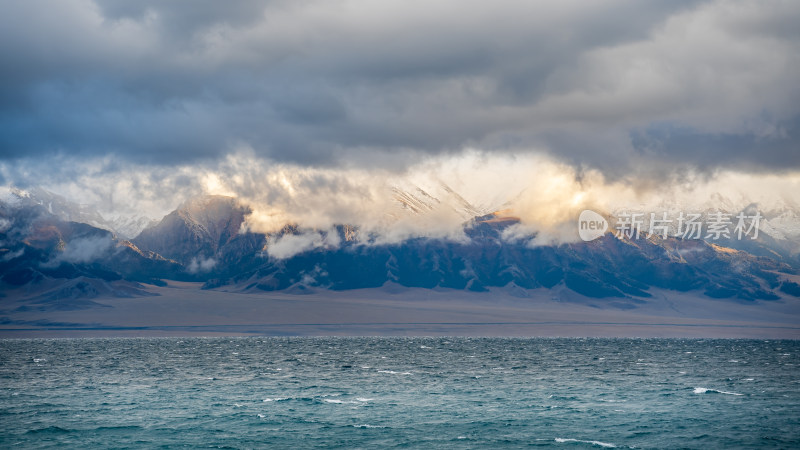 雪山湖泊