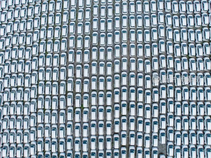 新能源汽车整齐排列