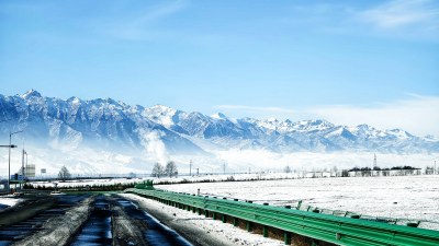 雪山下的公路