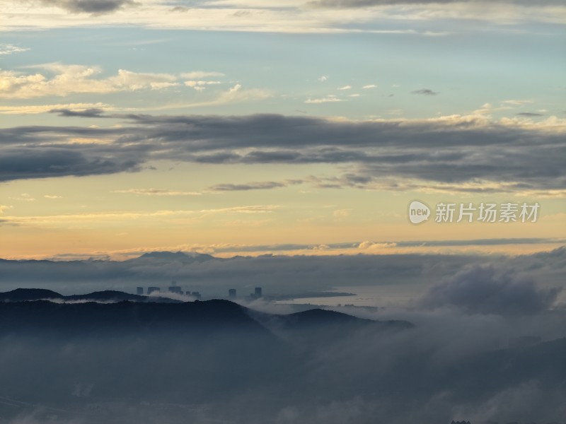 浙江湖州地标山顶云海日出时分的壮美景色