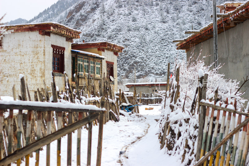 川藏线上沿途的村庄和寺庙覆盖着皑皑白雪