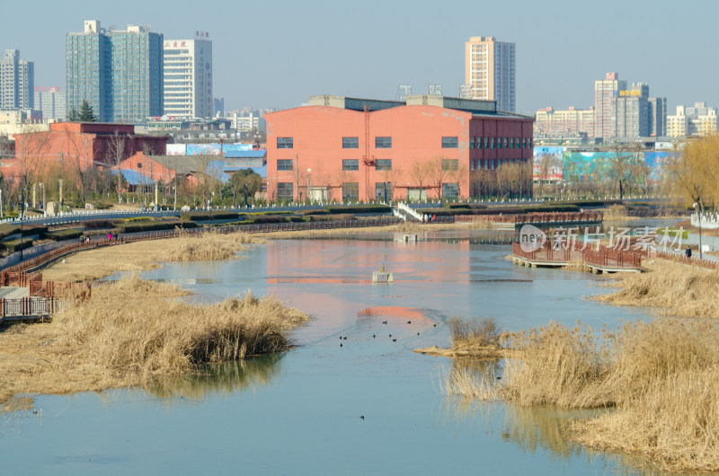 渭南动冬季沋河岸边城市风光