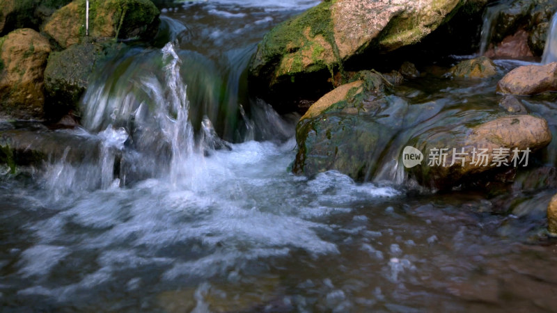 山间溪流潺潺流水景象