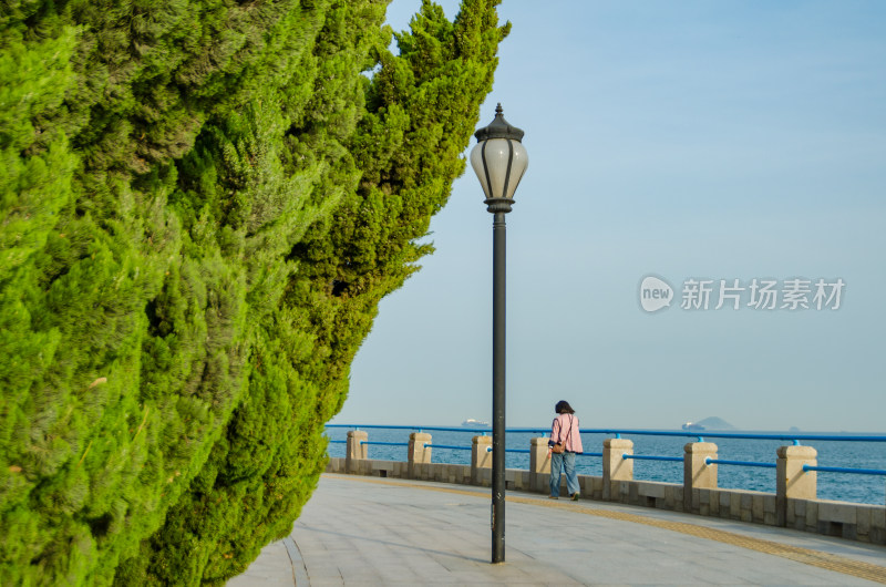 青岛燕儿岛海边散步