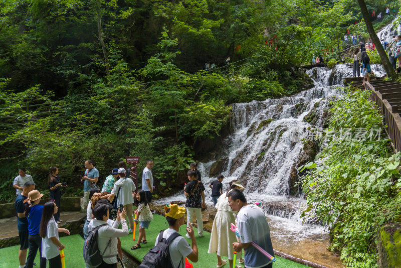 夏天山涧溪流游客度假旅游纳凉