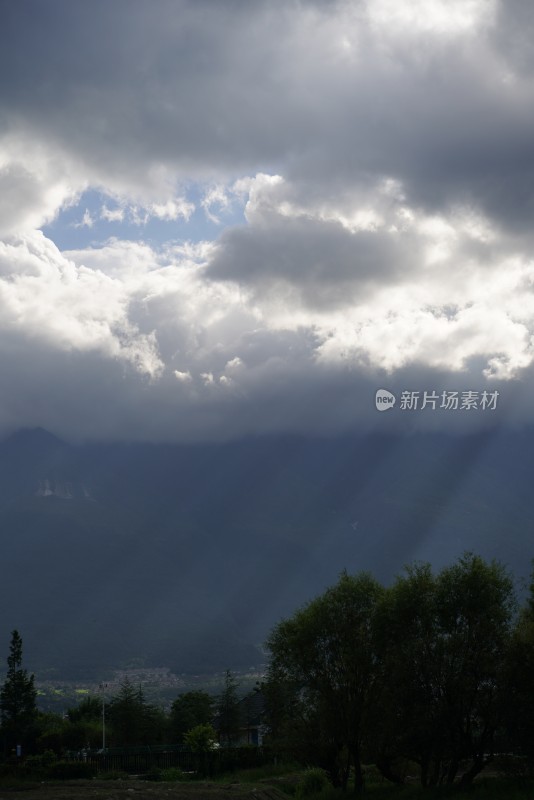 苍山丁达尔效应山间景象