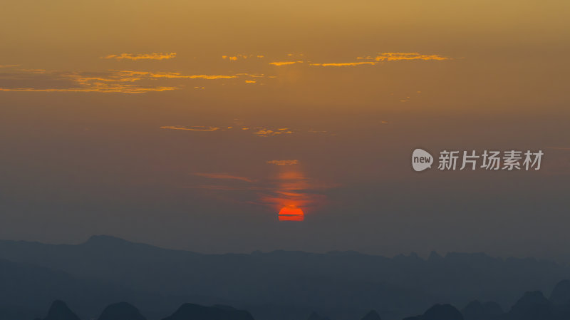 鸟瞰日落时分的桂林山景