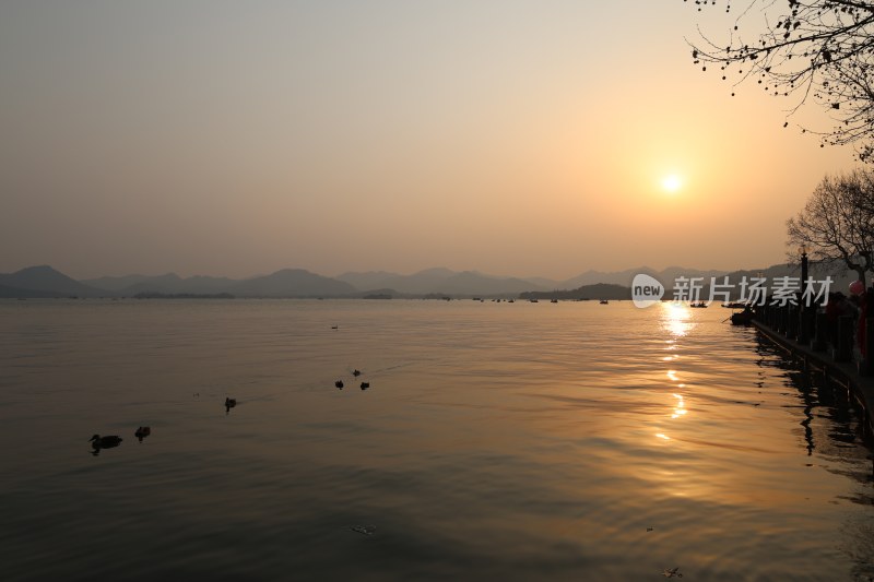 湖畔日落湖景