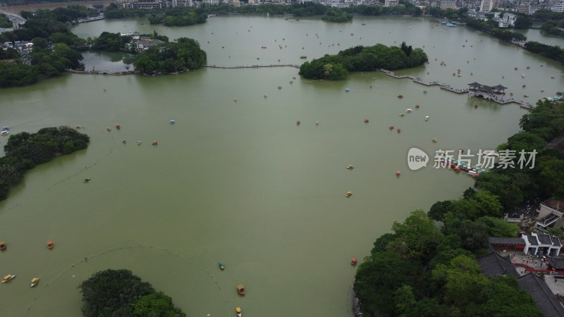 广东惠州：五一黄金周期间西湖湖上游船众多